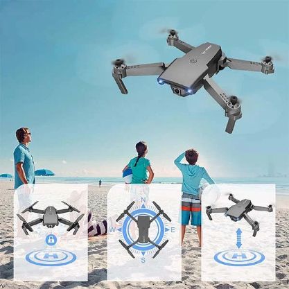 Dron létající nad pláží s třemi postavami v pozadí, doprovázený grafickými ikonami znázorňujícími jeho funkce a ovládání.